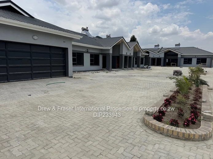 Modern 3-Bed Garden Flat with Borehole in Old Windsor