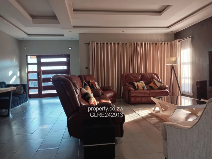 Sunny 3-Bed Bluff Hill Flat — Borehole, Garden & Parking