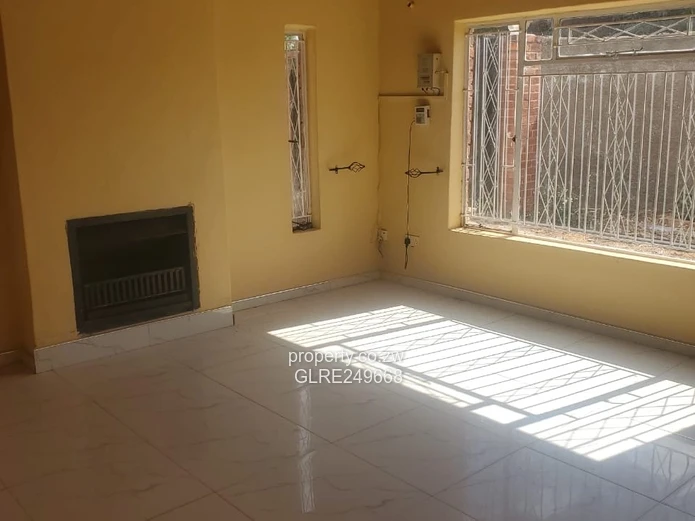 Spacious 3-Bed Marlborough Home with Borehole & Driveway
