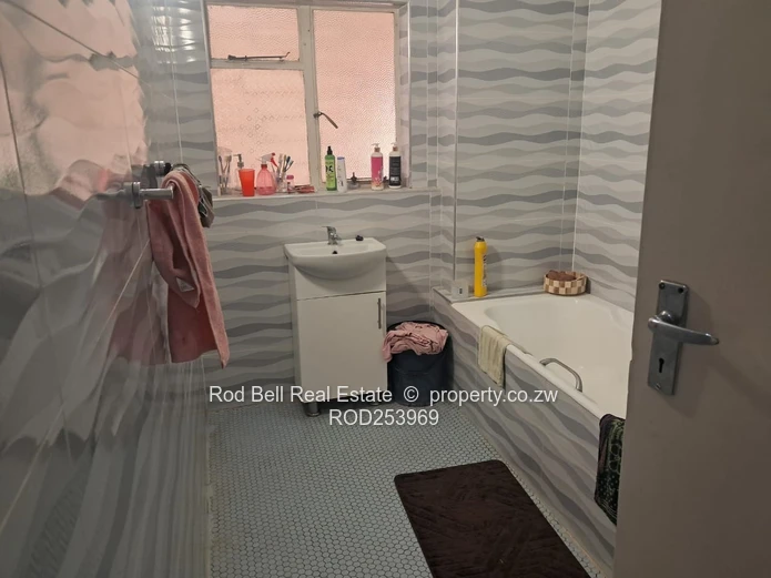 Large 3-bedroom flat located in the Avenues