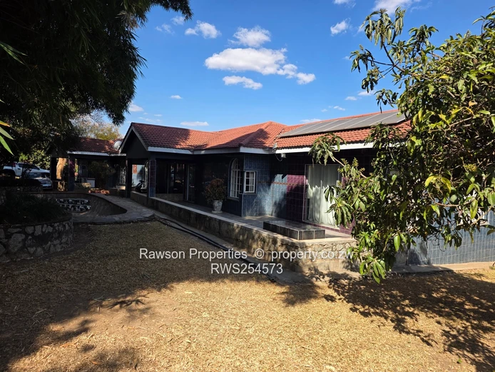 Glen Lorne: 5-Bed Family Home on 5965m² — Pool & Borehole (Sole Mandate)