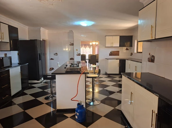 6 Bedroom House