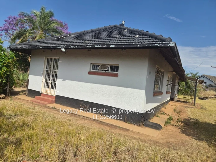 Spacious 3BR Bungalow on 2000m² with Borehole — Mabelreign