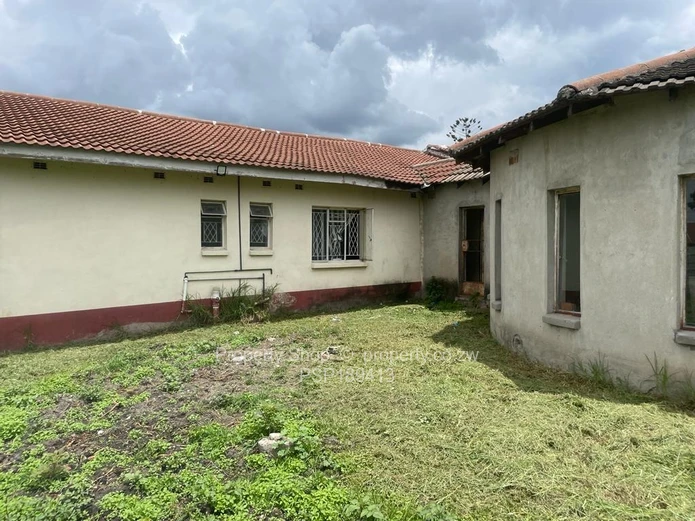8-Bedroom Family Home for Sale in Hatfield, Harare with Borehole, 3617m²