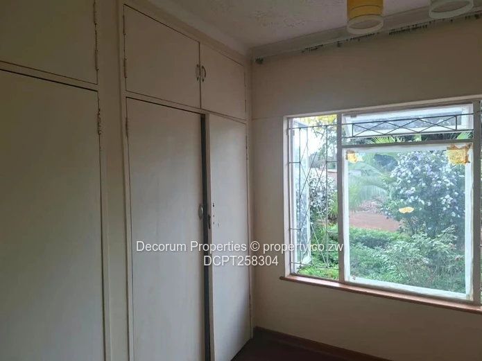 Highlands 5-Bed Home — Borehole, Garden & Fireplace
