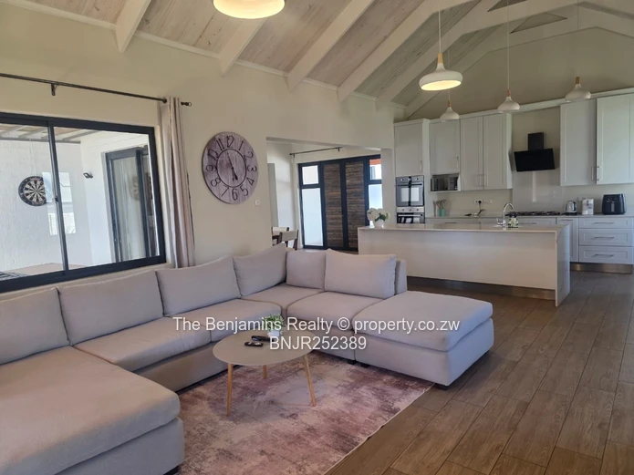 Up Market Townhouse In Newlands
