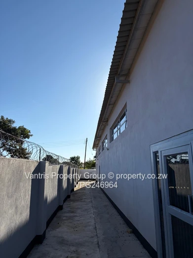 Marondera: Secure 1,000m² High-Ceiling Warehouse