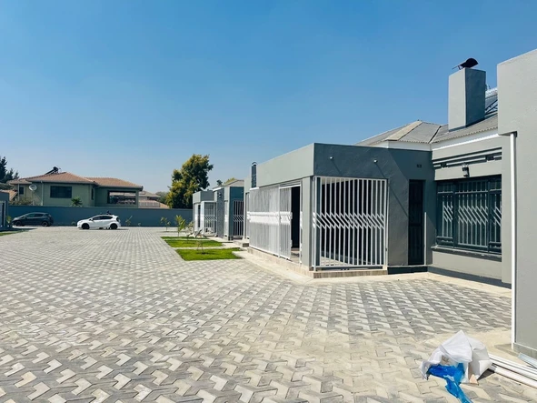 3 Bedroom Flat & Apartment