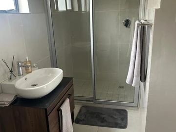2 Bedroom Flat & Apartment