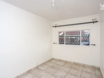 2 Bedroom Flat & Apartment