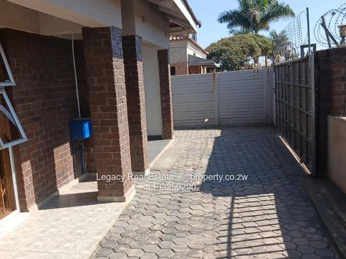 Madokero 3-Bed Brick Home - Borehole & Bright Lounge