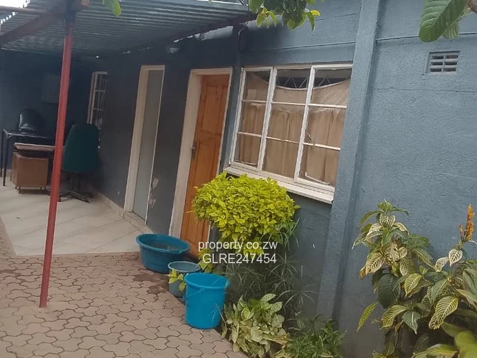 Walled, Paved 3-Bed Home with Verandah & Garden – Dzivarasekwa
