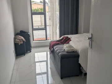 2 Bedroom Flat & Apartment