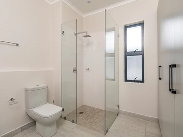 2 Bedroom Flat & Apartment