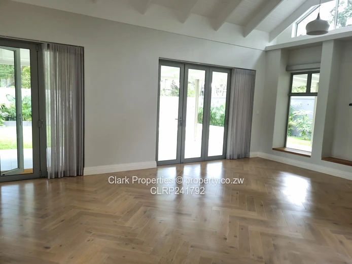 Refined Off-Grid Living in an Exclusive, Upmarket Complex!