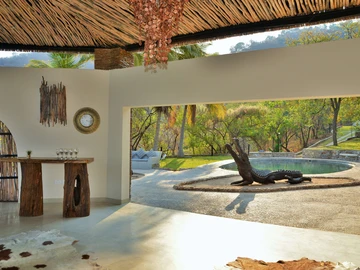 Hotel & Lodge