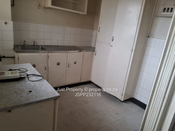 Classic Avenues 1 1/2 Bed with Large Windows & 24hr Security (Sole Mandate)