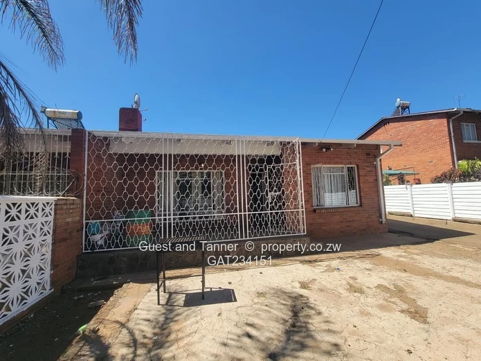 Charming 3-Bedroom House with Servants Quarters for sale in Paddonhurst near Bulawayo 