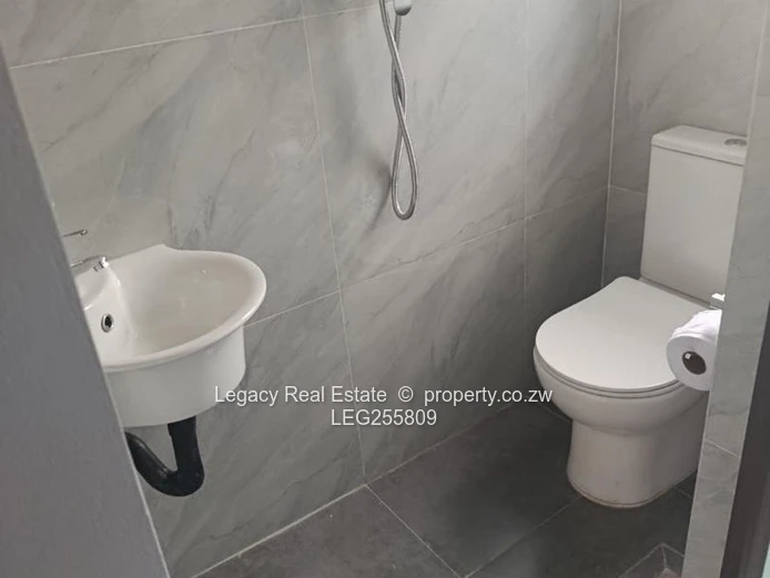 Golden Stairs 3bed duplex - En-suite & Borehole