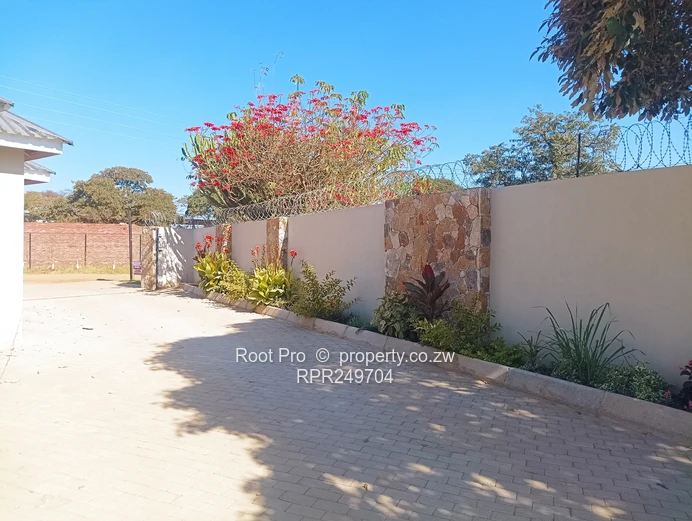 FOR SALE ASHDOWN PARK NEWLY BUILT 2 Bed GARDEN FLAT