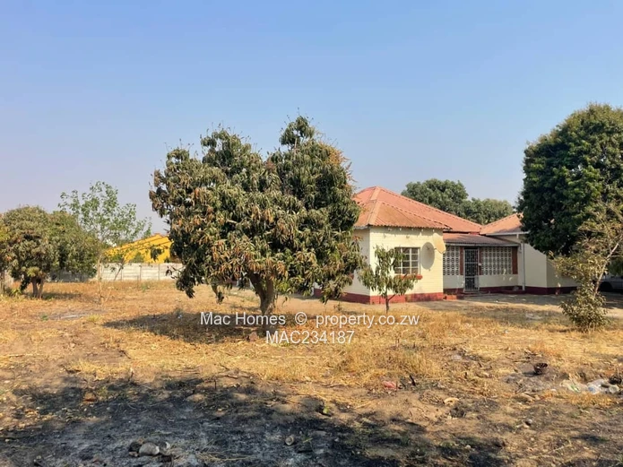 Spacious Property with Deeds & Cottage