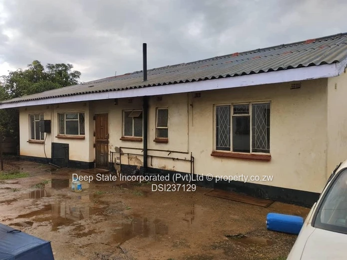 Warrent D house for sale (150m from Bulawayo road)