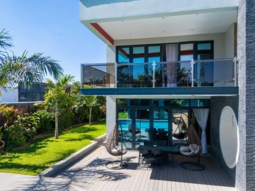 6 Bedroom House