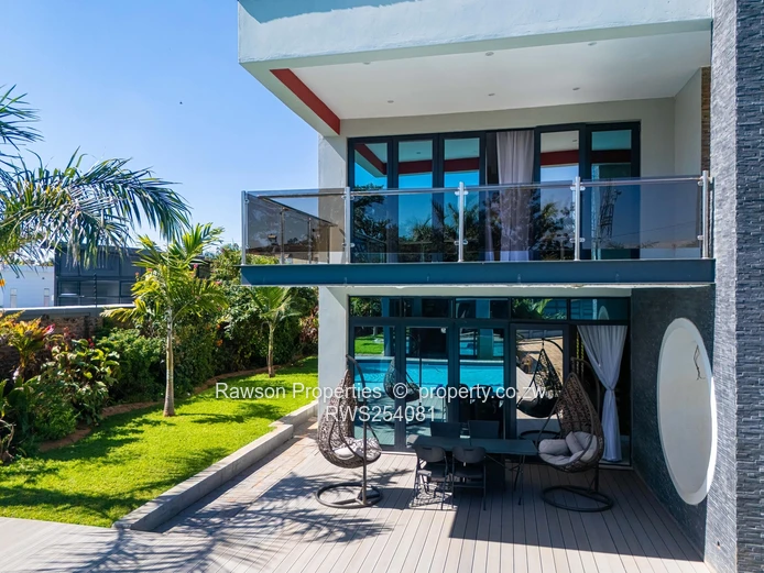 Modern 6-Bed Family Home with Pool & Solar — Mount Pleasant