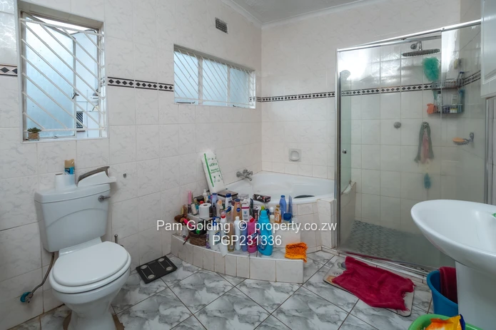 Neat and Spacious Family Home!!