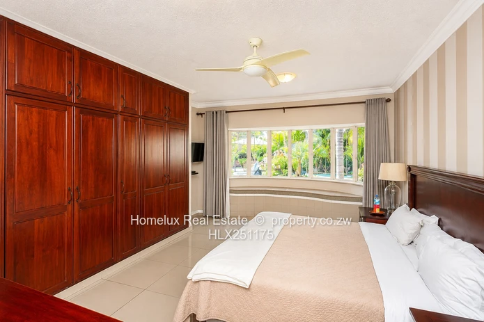 Boscobel Drive East – Luxury 4-Bedroom Family Home on 1 Acre