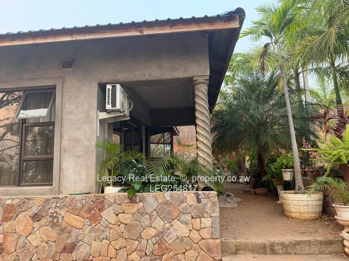 Kariba 3-Bed Home with Walled Garden, Cottage & Verandah