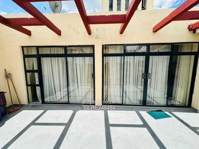 Sunlit 2-Bed Avenues Flat with Verandah & Solar