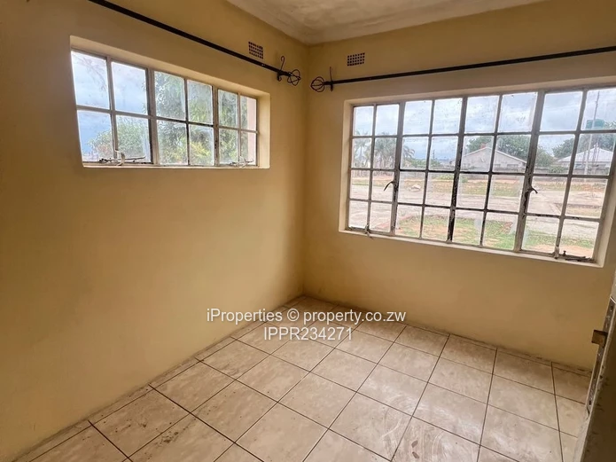 2,248m² stand comes with a neat 2-bedroom cottage 