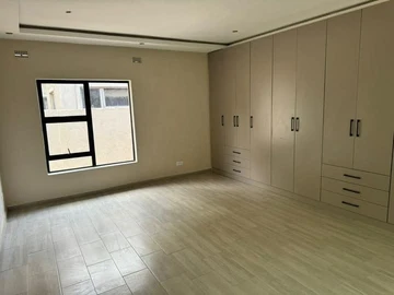 4 Bedroom Flat & Apartment