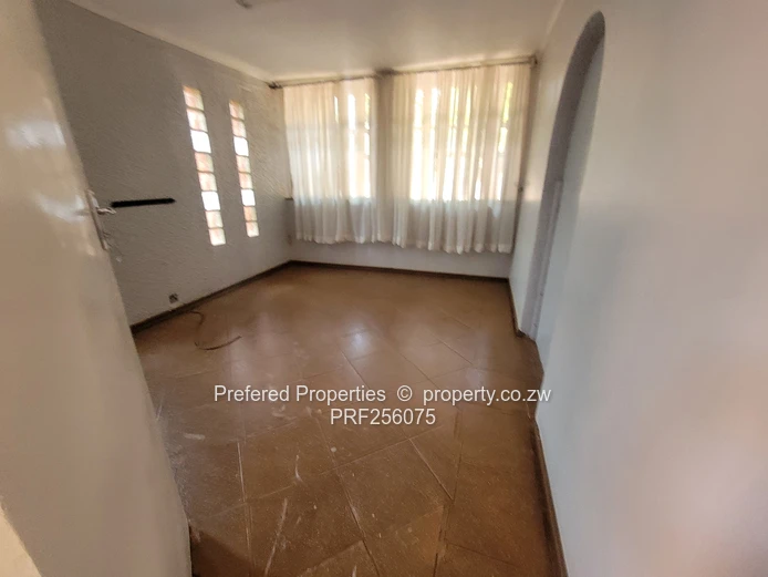 Mount Pleasant 2-Bed Flat with Large Bathroom & Borehole