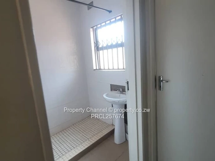 Spacious 3-Bed Cottage in Gletwin Park — Borehole & Solar