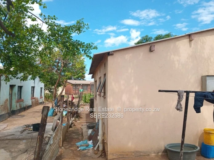 3 Bedroom old Pumula House for sale