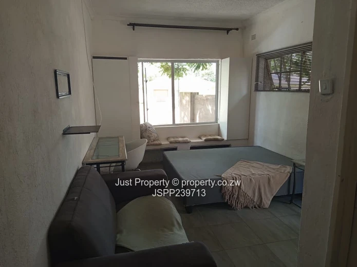 Compact Bluff Hill Studio — Fitted Kitchen, Solar, Secure