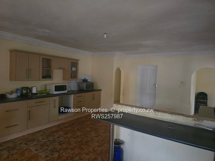 Walled & Gated 5-Bed in Mainway Meadows — Open-Plan Kitchen