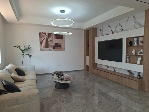 4 Bedroom Flat & Apartment