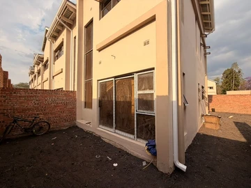2 Bedroom Flat & Apartment