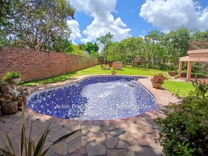 Magnificent Family Home For Sale on Folyjon Crescent! 