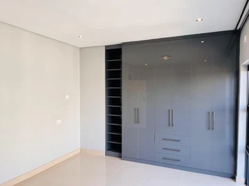 2 Bedroom Flat & Apartment