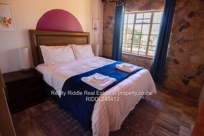 Nyanga Thatched Stone Lodge — Fireplace, AC & Wi-Fi