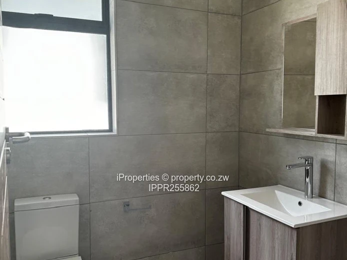 Modern 3BR/3BA Garden Flat with Lock-Up Garage – Borrowdale West