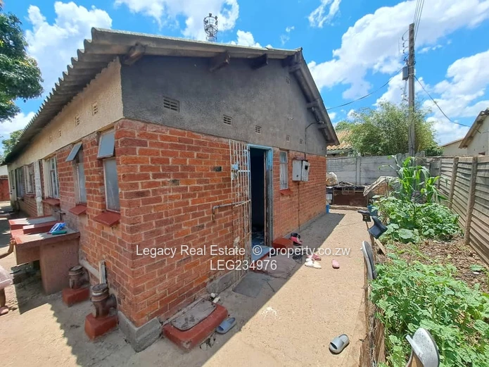 Budiriro 4 – 6-Bedroom Fixer-Upper for Sale