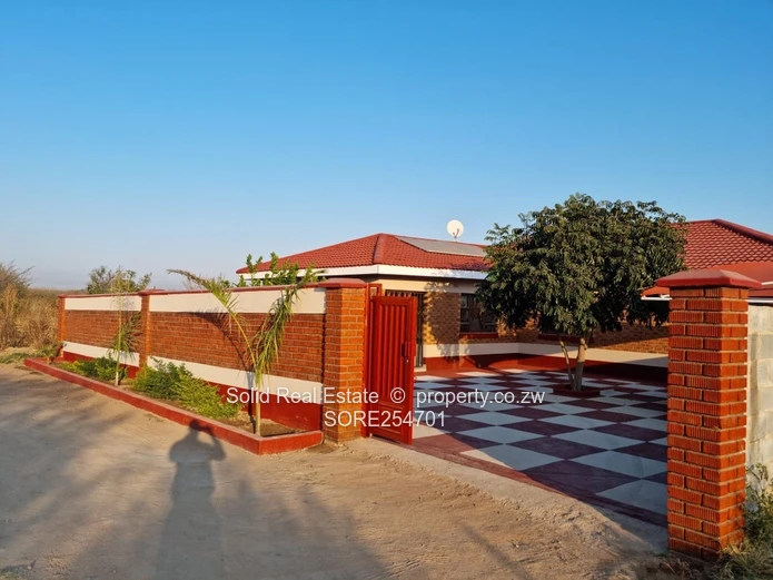 Reigate 3BR Brick Home with Borehole & Checkerboard Courtyard