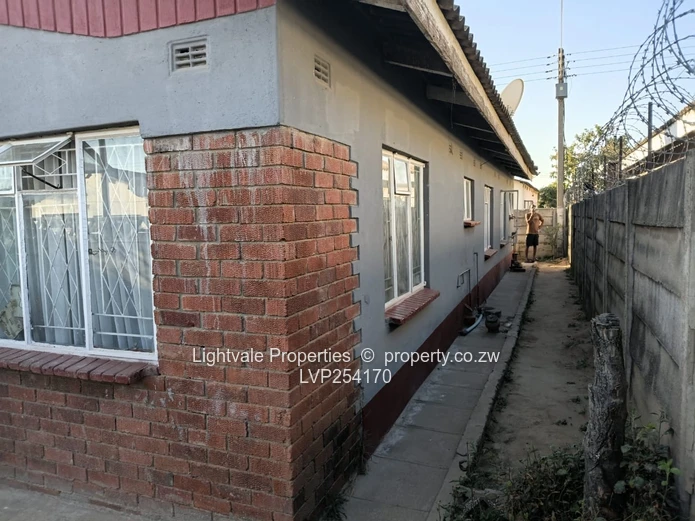 Neat house in Seke Unit A (Sole Mandate)