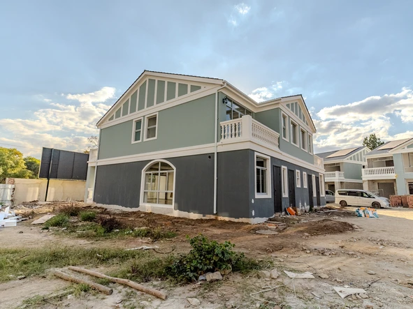 4 Bedroom Flat & Apartment