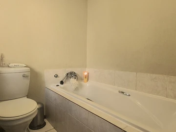 2 Bedroom Flat & Apartment